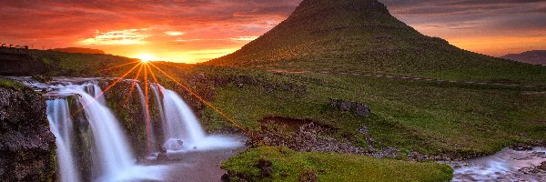 Zachód słońca, Góra Kirkjufell, Rzeka, Chmury, Wodospad Kirkjufellsfoss, Islandia