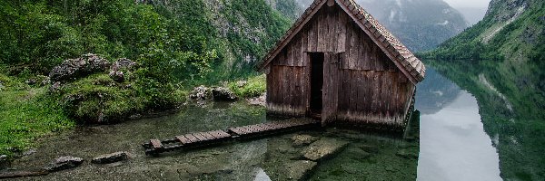 Kamienie, Jezioro Obersee, Park Narodowy Berchtesgaden, Bawaria, Niemcy, Mgła, Drzewa, Dom, Góry Alpy