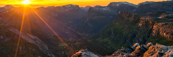 Norwegia, Region More og Romsdal, Szczyt Dalsnibba, Promienie słońca, Góry
