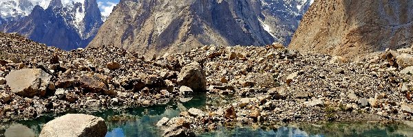 Kamienie, Szczyty Trango Towers, Wieże Trango, Woda, Góry Karakorum, Pakistan