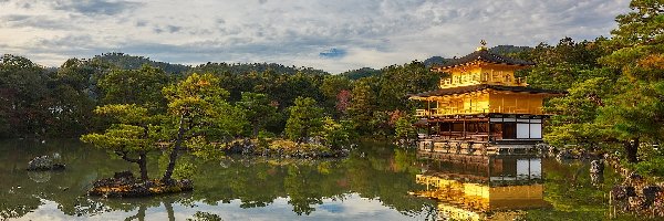 Drzewa, Złoty Pawilon, Chmury, Roślinność, Staw Kyko chi, Kioto, Japonia, Świątynia Kinkakuji