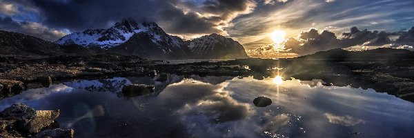 Niebo, Zachód Słońca, Góry, Lofoty, Norwegia, Jezioro, Skały