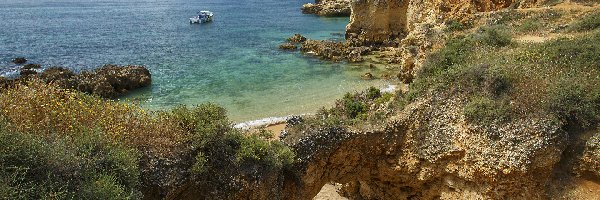 Skały, Klify, Region Algarve, Wybrzeże, Portugalia, Motorówka, Morze, Plaża Praia dos Arrifes, Roślinność