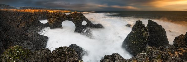 Islandia, Formacja Gatklettur, Fale, Skały, Morze, Arnarstapi, Chmury