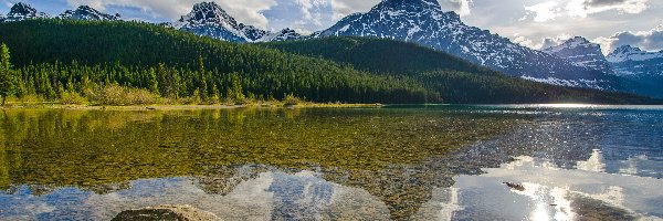 Wschód słońca, Prowincja Alberta, Kamienie, Las, Jezioro Waterfowl Lake, Szczyt Mount Chephren, Góry, Kanada, Park Narodowy Banff, Chmury