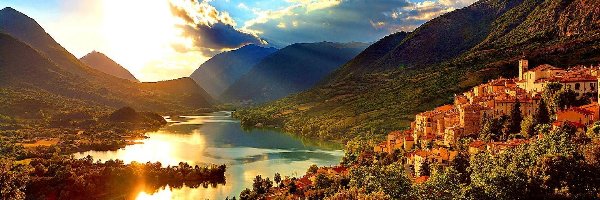 Rzeka, Góry, Miasteczko