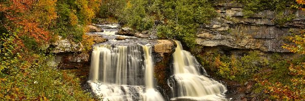 Wodospad Blackwater Falls, Park stanowy Blackwater Falls, Jesień, Stan Wirginia Zachodnia, Stany Zjednoczone, Skały, Las