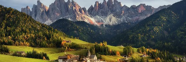 Lasy, Dolomity, Wieś Santa Maddalena, Dolina Val di Funes, Włochy, Kościół, Domy, Góry, Drzewa