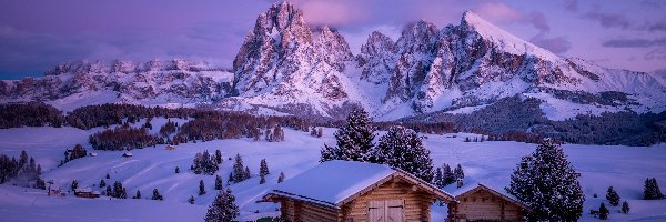 Płaskowyż Seiser Alm, Region Trydent-Górna Adyga, Chmury, Domy, Góry Dolomity, Zima, Drzewa, Włochy