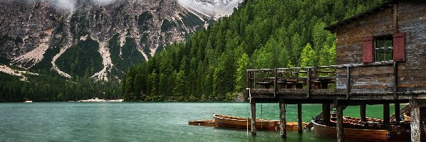 Góry Dolomity, Południowy Tyrol, Łódki, Dom, Jezioro Pragser Wildsee, Drzewa, Drewniany, Włochy