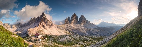 Chmury, Południowy Tyrol, Roślinność, Dom, Góry Paterno, Szczyt Tre Cime di Lavaredo, Schronisko Dreizinnenhütte, Włochy, Dolomity, Wschód słońca
