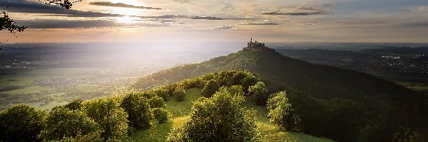 Wschód słońca, Góry, Góra Hohenzollern, Badenia-Wirtembergia, Niemcy, Drzewa, Zamek Hohenzollern