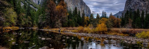 Góry, Stan Kalifornia, Kamienie, Rzeka, Park Narodowy Yosemite, Lasy, Chmury, Stany Zjednoczone