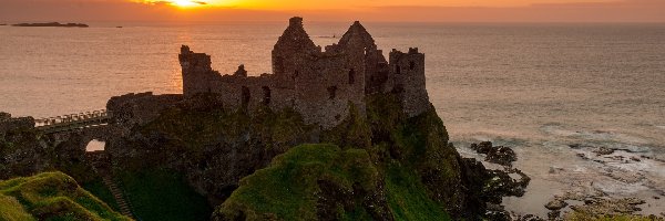 Morze, Hrabstwo Antrim, Wybrzeże, Irlandia Północna, Zamek Dunluce Castle, Zachód słońca, Ruiny