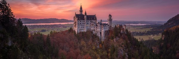 Zachód słońca, Zamek Neuschwanstein, Las, Bawaria, Niemcy, Chmury, Drzewa