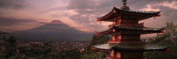 Miasto Fujiyoshida, Zachód słońca, Stratowulkan, Góra Fudżi, Świątynia Chureito Pagoda, Japonia, Wyspa Honsiu, Drzewa, Prefektura Yamanashi