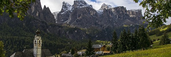 Góry Dolomity, Prowincja Bolzano, Chmury, Domy, Alta Badia, Drzewa, Kościół Colfosco, Włochy