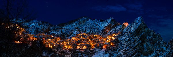 Domy, Dolomity, Castelmezzano, Prowincja Potenza, Włochy, Noc, Zima, Góry, Światła