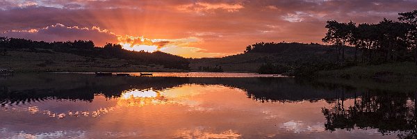 Miejscowość Kilmacolm, Wschód słońca, Jezioro Kanpps Loch, Szkocja