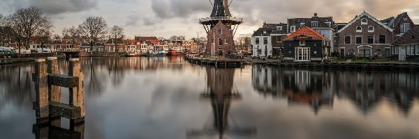 Wiatrak De Adriaan, Miasto Haarlem, Rzeka Spaarne, Domy, Holandia