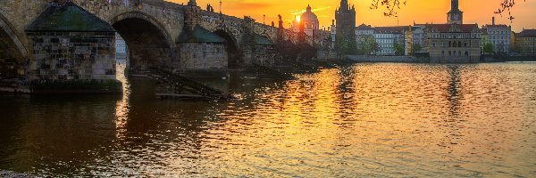 Rzeka Wełtawa, Zachód słońca, Most Karola, Czechy, Praga