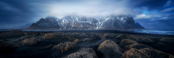 Góra Vestrahorn, Sucha, Islandia, Góry, Morze, Mgła, Chmury, Kępy, Trawa, Plaża Stokksnes