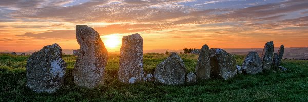Irlandia, Kamienie, Wschód słońca, Kamienny krąg, Beltany Stone Circle, Hrabstwo Donegal, Chmury