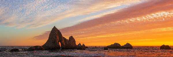 Morze, Chmury, Stany Zjednoczone, Kalifornia, Skały, Zachód słońca, Miejscowość Half Moon Bay, Plaża Martins Beach