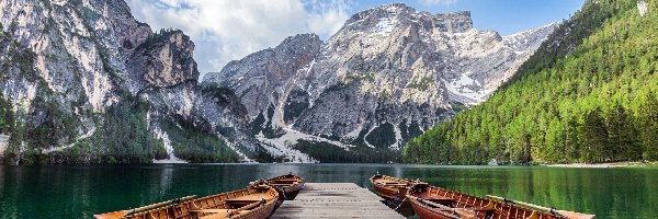 Pomost, Łódki, Góry, Lago di Braies, Jezioro Pragser Wildsee, Włochy, Południowy Tyrol, Dolomity, Lasy