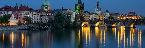 Most Karola, Domy, Rzeka Wełtawa, Wieczór, Praga, Czechy