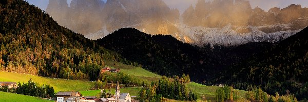 Drzewa, Włochy, Domy, Dolina Val di Funes, Chmury, Góry, Lasy, Mgła, Dolomity, Wieś Santa Maddalena, Kościół