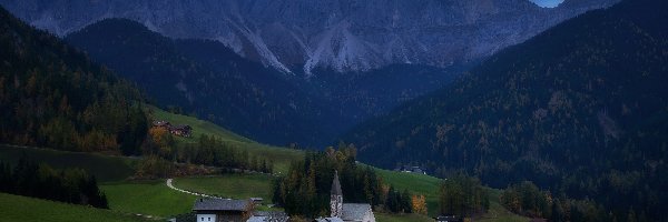 Domy, Wieś Santa Maddalena, Włochy, Drzewa, Góry, Dolomity, Lasy, Dolina Val di Funes, Wieczór, Kościół