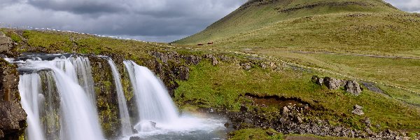 Góra Kirkjufell, Rzeka, Wodospad Kirkjufellsfoss, Islandia, Półwysep Snaefellsnes