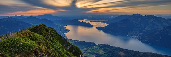Zachód słońca, Jezioro Czterech Kantonów, Chmury, Szwajcaria, Alpy Szwajcarskie, Góry