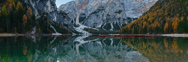 Drzewa, Góry, Włochy, Region Trydent-Górna Adyga, Dolomity, Odbicie, Łodzie, Jezioro Pragser Wildsee