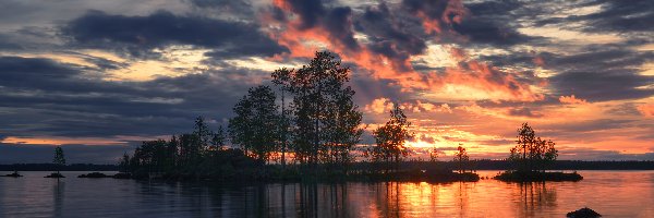 Drzewa, Zachód słońca, Finlandia, Ostrobotnia Północna, Chmury, Wysepka, Gmina Kuusamo, Jezioro Ala-Kitka