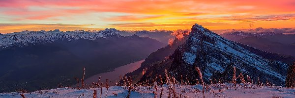 Jezioro Walensee, Alpy, Szwajcaria, Śnieg, Góra Schibenstoll, Zachód słońca, Zima, Góry Churfirsten