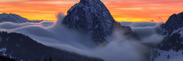 Zachód słońca, Góra Grosser Mythen, Mgła, Szwajcaria, Alpy, Góry