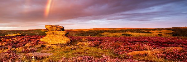 Zachód słońca, Wzgórza, Anglia, Hrabstwo Derbyshire, Skały, Tęcza, Park Narodowy Peak District, Wrzosowisko
