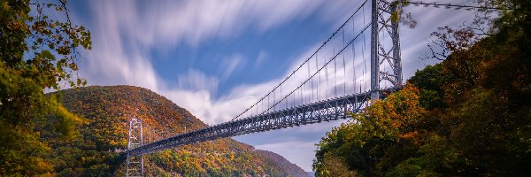 Drzewa, Most Bear Mountain Bridge, Stany Zjednoczone, Nowy Jork, Purple Heart Veterans Memorial Bridge, Góry, Niebo, Rzeka Hudson River