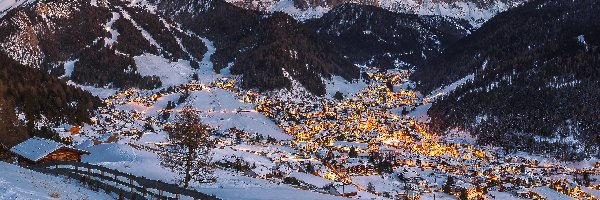 Domy, Góry, Płot, Miasteczko, Selva, Wieczór, Selva di Val Gardena, Oświetlone, Dolomity, Zima, Ogrodzenie, Włochy, Prowincja Bolzano, Dolina