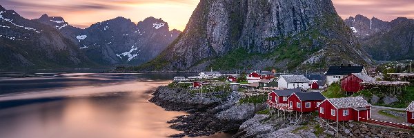 Domy, Morze Norweskie, Norwegia, Roślinność, Lofoty, Wioska Hamnoy, Skały, Góry