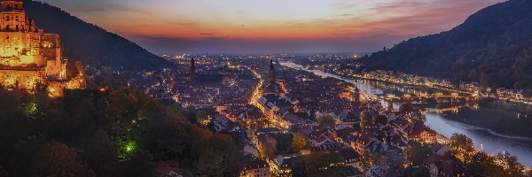 Rzeka Neckar, Heidelberg, Niemcy, Badenia-Wirtembergia, Zachód słońca, Zamek, Drzewa, Miasto