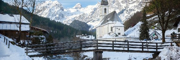 Most, Bawaria, Śnieg, Rzeka Ramsauer Ache, Ramsau bei Berchtesgaden, Góry Alpy, Kościół św. Sebastiana, Niemcy, Park Narodowy Berchtesgaden, Zima