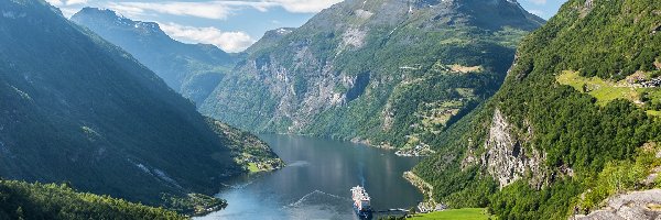 Lasy, Niebo, Norwegia, Wieś Geiranger, Chmury, Statek pasażerski, Fiord Geirangerfjorden, Góry