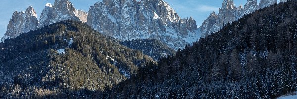 Lasy, Włochy, Kościół św. Jana, Masyw Odle, Dolina Val di Funes, Góry, Dolomity, Zima
