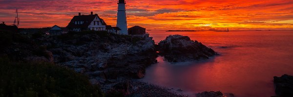 Wschód słońca, Zatoka Casco, Stany Zjednoczone, Stan Maine, Cape Elizabeth, Morze, Skały, Latarnia morska Portland Head Light