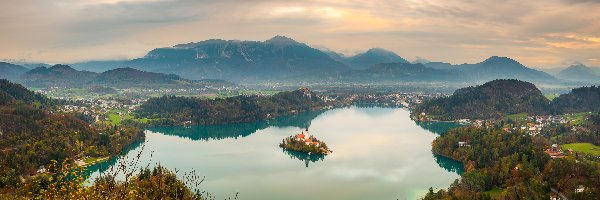 Jezioro Bled, Góry, Wyspa Blejski Otok, Mgła, Drzewa, Roślinność, Alpy Julijskie, Chmury, Wschód słońca, Jesień, Lasy, Słowenia