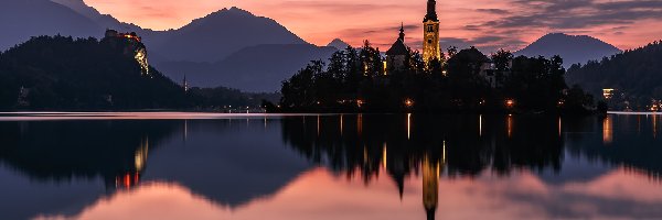 Wschód słońca, Wyspa Blejski Otok, Kościół Zwiastowania Marii Panny, Jezioro Bled, Słowenia, Odbicie, Góry Alpy Julijskie