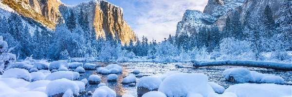 Chmury, Park Narodowy Yosemite, Stany Zjednoczone, Kamienie, Góry, Rzeka, Ośnieżone, Zima, Drzewa, Kalifornia